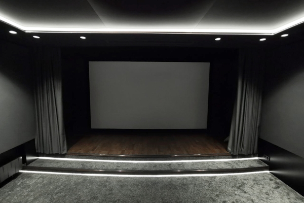 Проекционный экран в домашнем кинотеатре